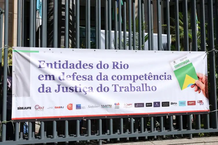 Rio de Janeiro (RJ), 07/05/2025 – Entidades fazem ato em defesa da competência da Justiça do Trabalho, no Tribunal Regional do Trabalho, no centro do Rio de Janeiro. Foto: Tomaz Silva/Agência Brasil