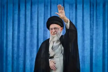 FILE PHOTO: Iran's Supreme Leader Ayatollah Ali Khamenei waves during the 36th anniversary of the death of the leader of Iran's 1979 Islamic Revolution, Ayatollah Ruhollah Khomeini, at Khomeini's shrine in southern Tehran, Iran June 4, 2025. Reuters/Office of the Iranian Supreme Leader/Proibida reprodução