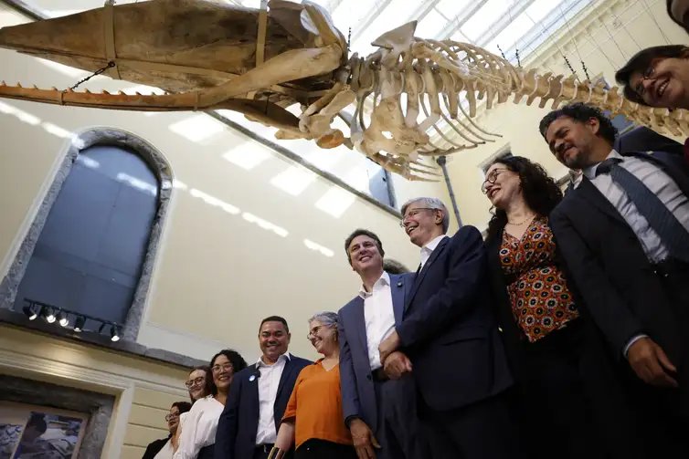Rio de Janeiro (RJ), 30/06/2025 – O ministro da Educação, Camilo Santana, visita a exposição temporária “Entre Gigantes: uma experiência no Museu Nacional”, que abre ao público o palácio pela primeira vez após o incêndio de 2018. Foto: Fernando Frazão/Agência Brasil