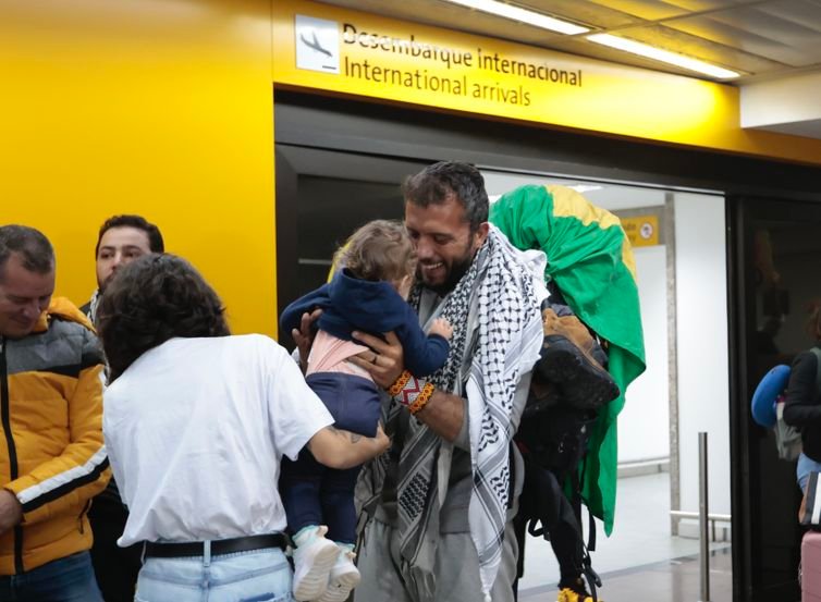 Paulo Pinto/Agência Brasil São Paulo (SP), 13/06/2025. O ativista Thiago Ávila durante a sua chegada no aeroporto de Guarulhos, após ser preso e deportado pelo exército israelense ao tentar desembarcar em Gaza. Foto: Paulo Pinto/Agência Brasil