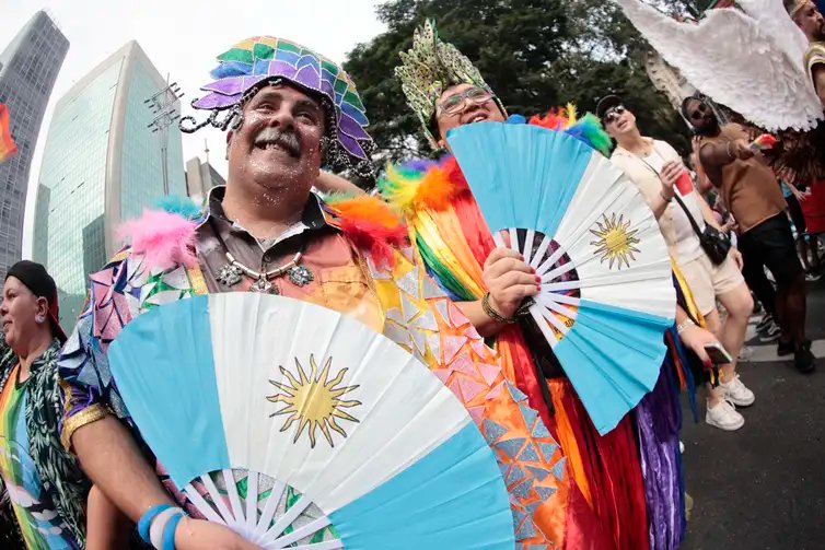 São Paulo (SP), 21/06/2025. Argentinos Geman Rocha e Emiliano na 29ª Parada do Orgulho LGBT+. Foto: Paulo Pinto/Agência Brasil
