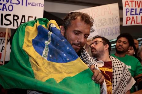 Paulo Pinto/Agência Brasil São Paulo (SP), 13/06/2025. O ativista Thiago Ávila durante a sua chegada no aeroporto de Guarulhos, após ser preso e deportado pelo exército israelense ao tentar desembarcar em Gaza. Foto: Paulo Pinto/Agência Brasil