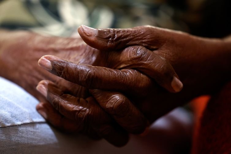 Rio de Janeiro (RJ), 25/06/2025 - Anazir Maria de Oliveira, conhecida como Dona Zica, 92 anos, uma das fundadoras do Sidicato dos Trabalhadores Domésticos do Rio de Janeiro, da Central Única dos Trabalhadores(CUT) e do Partido dos Trabalhadores(PT), em sua casa. Foto: Tânia Rêgo/Agência Brasil