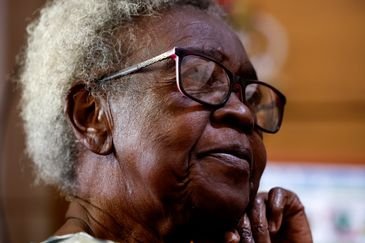Rio de Janeiro (RJ), 25/06/2025 - Anazir Maria de Oliveira, conhecida como Dona Zica, 92 anos, uma das fundadoras do Sidicato dos Trabalhadores Domésticos do Rio de Janeiro, da Central Única dos Trabalhadores(CUT) e do Partido dos Trabalhadores(PT), em sua casa. Foto: Tânia Rêgo/Agência Brasil