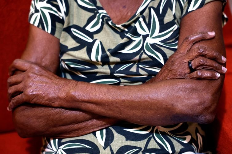 Rio de Janeiro (RJ), 25/06/2025 - Anazir Maria de Oliveira, conhecida como Dona Zica, 92 anos, uma das fundadoras do Sidicato dos Trabalhadores Domésticos do Rio de Janeiro, da Central Única dos Trabalhadores(CUT) e do Partido dos Trabalhadores(PT), em sua casa. Foto: Tânia Rêgo/Agência Brasil