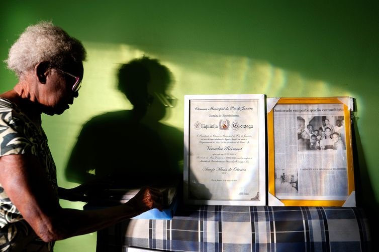 Rio de Janeiro (RJ), 25/06/2025 - Anazir Maria de Oliveira, conhecida como Dona Zica, 92 anos, uma das fundadoras do Sidicato dos Trabalhadores Domésticos do Rio de Janeiro, da Central Única dos Trabalhadores(CUT) e do Partido dos Trabalhadores(PT), em sua casa. Na foto, emoldurada a Medalha de Reconheimento Chiquinha Gonzaga concedida a ela pela Câmara Municipal do Rio de Janeiro. Foto: Tânia Rêgo/Agência Brasil