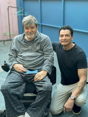 Rio de Janeiro (RJ), 26/06/2025 - Marcelo Rubens Paiva (e) e Barítono Johnny França se encontram em ensaio.
Feliz Ano Velho, a Ópera.
Foto: Barítono Johnny França/Arquivo pessoal