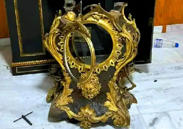 Divulgação - Imagens de câmeras de segurança mostram relógio do século XVII sendo destruído por manifestante golpista.