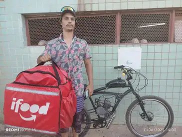 Brasília (DF), 21/06/2025 - Vida de entregador: Ifood anuncia mudanças, mas trabalhadores criticam. Valderson Amorim. Foto: Luiz Cladio Ferreira/Agência Brasil