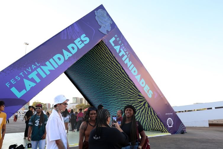 Valter Campanato/Agência Brasil Brasília (DF) 24/07/2025 - Pessoas em frente a entrada do 18º Festival Latinidades 2025, no Museu Nacional. Foto: Valter Campanato/Agência Brasil