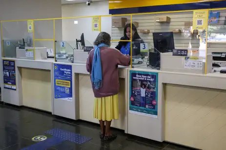 Brasília (DF), 30/05/2025. - Dona Irene Barbosa em uma agência dos correios.
A partir desta sexta-feira (30), aposentados e pensionistas do Instituto Nacional do Seguro Social (INSS) poderão consultar, contestar e acompanhar a análise de descontos indevidos em seus benefícios diretamente nas agências dos Correios.
Foto: Antonio Cruz/Agência Brasil