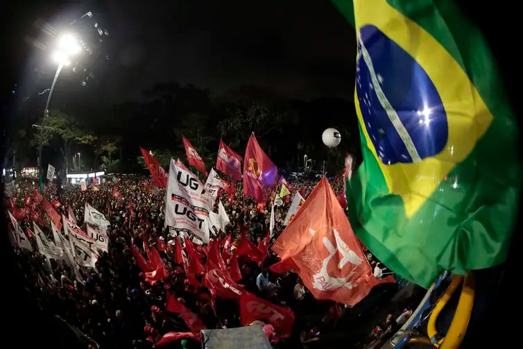 Paulo Pinto/Agência Brasil São Paulo (SP), 10/07/2025 - Protesto à atuação do Congresso Nacional na justiça tributária com a taxação dos super ricos, fim da escala 6×1 e a isenção de Imposto de Renda para quem ganha até R$ 5 mil, realizado em frente ao MASP. Foto: Paulo Pinto/Agência Brasil