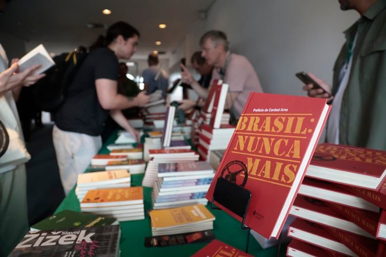 São Paulo (SP), 12/07/2025 - Evento do museu Memorial da Resistência de SP junto à Editora Vozes, de lançamento do livro Brasil: Nunca Mais. Apenas quatro meses após o “fim” da ditadura militar brasileira, o livro Brasil: Nunca Mais foi lançado discretamente em julho de 1985. Foto: Paulo Pinto/Agência Brasil
