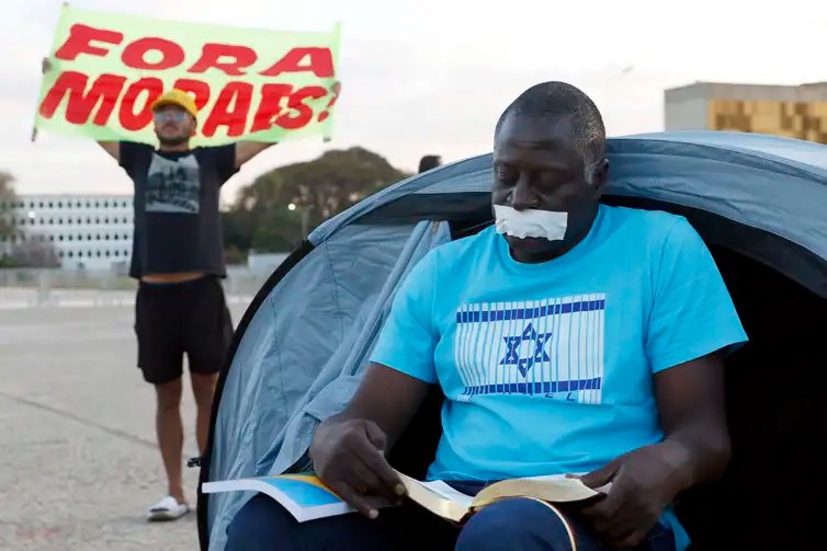 Brasília (DF), 25/07/2025 - Deputado Hélio Lopes faz acampamento com uma barraca em protesto na Praça dos Três Poderes em frente ao STF. Foto: Bruno Peres/Agência Brasil