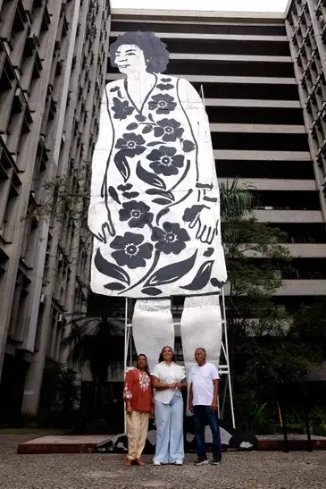 Tânia Rêgo/Agência Brasil Rio de Janeiro (RJ), 28/07/2025 - Instituto Marielle Franco inaugura escultura de Marielle na UERJ. A escultura “Marielle Franco – Corte Seco”, do artista contemporâneo Paulo Nazareth, foi criada em 2021 para a 34ª Bienal de São Paulo, a obra faz parte da série Corte Seco, composta por peças em grandes dimensões que retratam figuras negras. Foto: Tânia Rêgo/Agência Brasil