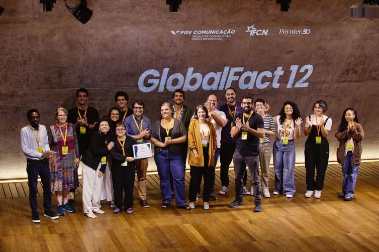 Aos Fatos/Divulgação Rio de Janeiro (RJ), 20/07/2025 - Equipe de Aos Fatos recebe prêmio Global Fact Awards em evento no Rio de Janeiro.
Foto: Aos Fatos/Divulgação