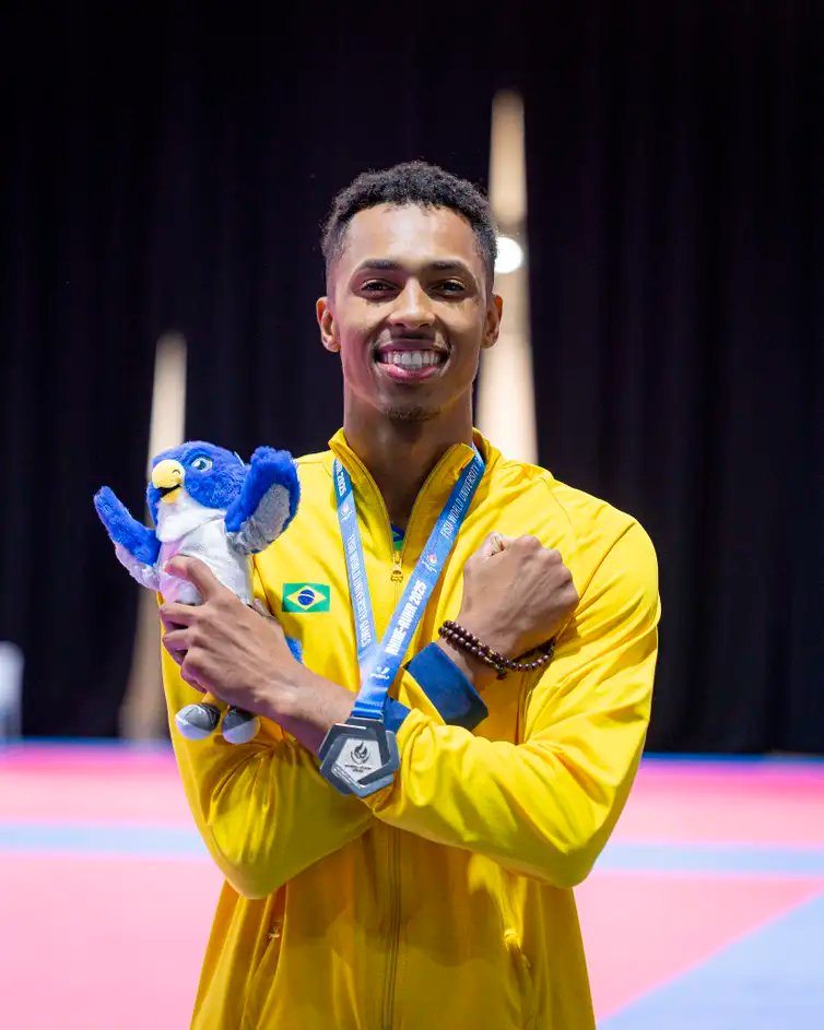 Célio Júnior/CBDU/Direitos Reservados Vinicius Matos conquista prata na categoria 57 kg do taekwondo, nos Jogos mundiais universitários, em 21/07/2025