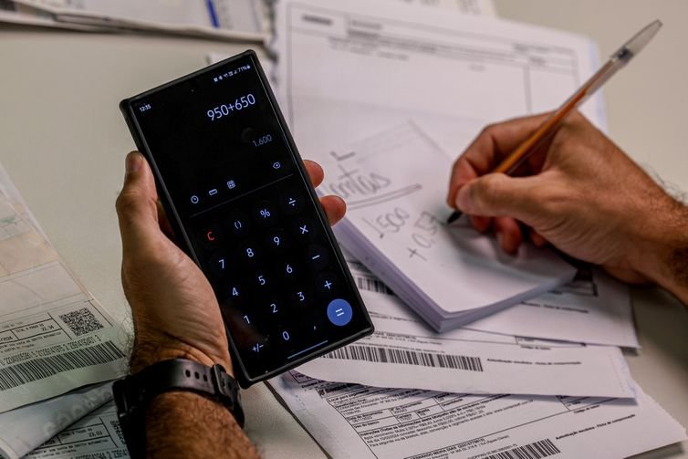 Brasília (DF) 15/03/2024 – A partir de hoje (15) de março, parte da liquidação interbancária da cobrança do documento será feita no mesmo dia do pagamento
A novidade é mais um projeto de modernização feito pelo setor bancário na modalidade de boletos, que englobará 136 bancos e será mandatória. Com a mudança, se o cliente pagar o boleto até *às 13h30, o cobrador poderá receber o dinheiro no mesmo dia, dependendo do contrato que ele tenha com a sua instituição financeira. Se o pagamento for feito após *às 13h30, a liquidação ocorrerá no dia seguinte.
Foto: Joédson Alves/Agência Brasil