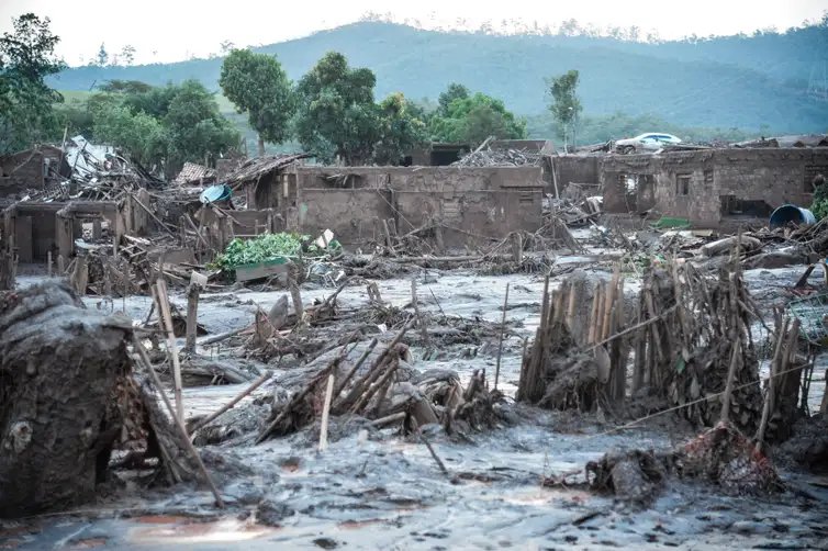 Antonio Cruz/ Agência Brasil Mariana (MG) - Rompimento de duas barragens da mineradora Samarco na última quinta-feira (5). Em meio ao cenário de muita lama, barro e destruição, o que restou lembra uma cidade fantasma (Antonio Cruz/Agência Brasil)