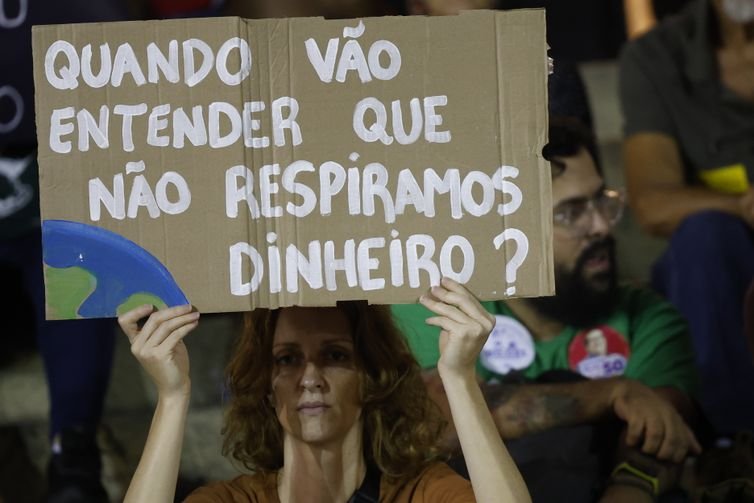 Rio de Janeiro (RJ) 20/09/2024 – A manifestação Marcha pelo Clima reúne ativistas e ambientalistas no centro da cidade, é parte do Ato Global pelo Clima, que se realiza em diversas cidades do mundo e alerta para a crise climática e o aumento dos eventos climáticos extremos. Foto: Fernando Frazão/Agência Brasil