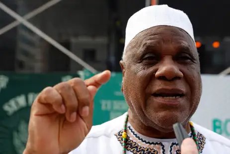 Rio de Janeiro (RJ), 30/08/2025 - Babalawô Ivanir dos Santos, conselheiro do Centro de Articulação de Populações Marginalizadas. O Instituto de Estudos da Religião (ISER), em parceria com diversas comunidades e organizações da sociedade civil promove , na Candelária, região central da cidade, o evento Vigílias pela Terra,  com a finalidade de promover articulação, a partir de grupos religiosos diversos para fortalecer ações no enfrentamento à crise climática.  Foto: Tânia Rêgo/Agência Brasil