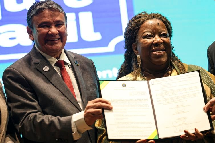 Brasília (DF), 06/08/2025 - O ministro do Desenvolvimento Social, Wellington Dias, e a ministra dos Direitos Humanos, Macaé Evaristo, durante o lançamento do programa “Aqui é Brasil”, operação humanitária coordenada pelo Ministério dos Direitos Humanos e da Cidadania (MDHC) para acolher, com dignidade, os brasileiros repatriados em situação de vulnerabilidade. Foto: Marcelo Camargo/Agência Brasil