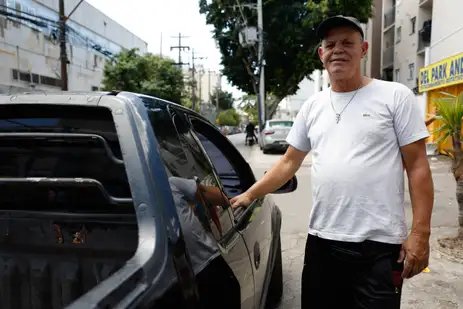 Rio de Janeiro (RJ), 27/09/2025 – O comerciante José Henrique Nunes celebra o Dia de Cosme e Damião, santos católicos também adorados nas religiões de matriz africana, nas ruas do bairro do Andaraí, Zona Norte da cidade. Foto: Fernando Frazão/Agência Brasil