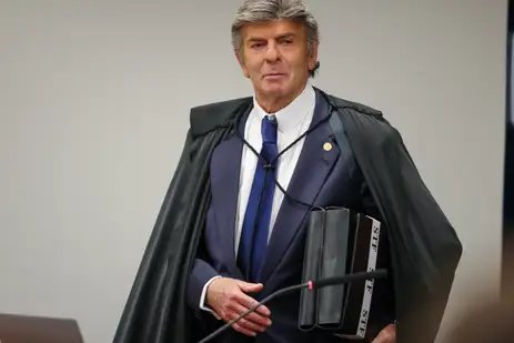 Brasília (DF) 10/09/2025 - O ministro Luiz Fux chega para proferir seu voto  na Primeira Turma do Supremo Tribunal Federal (STF) que realiza o quarto dia de julgamento dos réus do Núcleo 1 da trama golpista, formado pelo ex-presidente Jair Bolsonaro e mais sete aliados.  Foto: Fabio Rodrigues-Pozzebom/ Agência Brasil