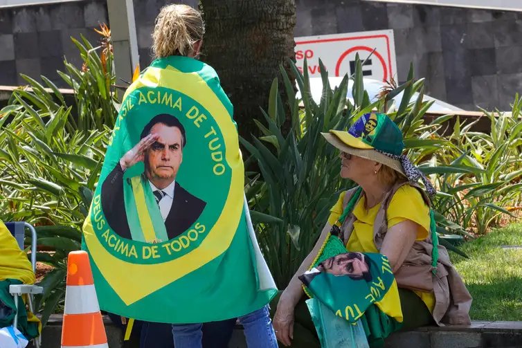 Brasília (DF) 14/09/2025 Apoiadores do ex-presidente Jair Bolsonaro em frente ao hospital onde ele se internou nessa manhã  Foto: Fabio Rodrigues-Pozzebom/ Agência Brasil
