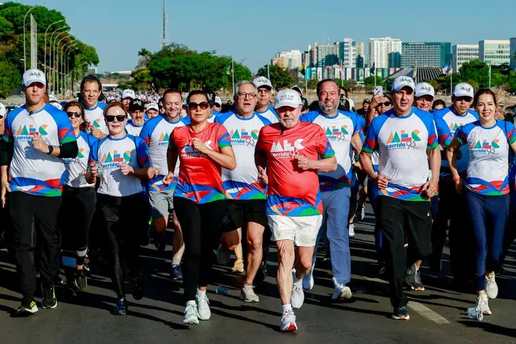 Presidente da República, Luiz Inácio Lula da Silva, durante a participação na Corrida e Caminhada MEC 95 anos, na Esplanada dos Ministérios. Brasília - DF.   Foto: Ricardo Stuckert / PR