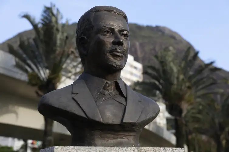 Rio de Janeiro (RJ) 17/10/2024 – Engenheiro André Rebouças é inscrito no Livro dos Heróis e Heroínas da Pátria. Busto na Praça José Mariano Filho, na Lagoa, esculpido por Edgar Duvivier. Foto: Fernando Frazão/Agência Brasil