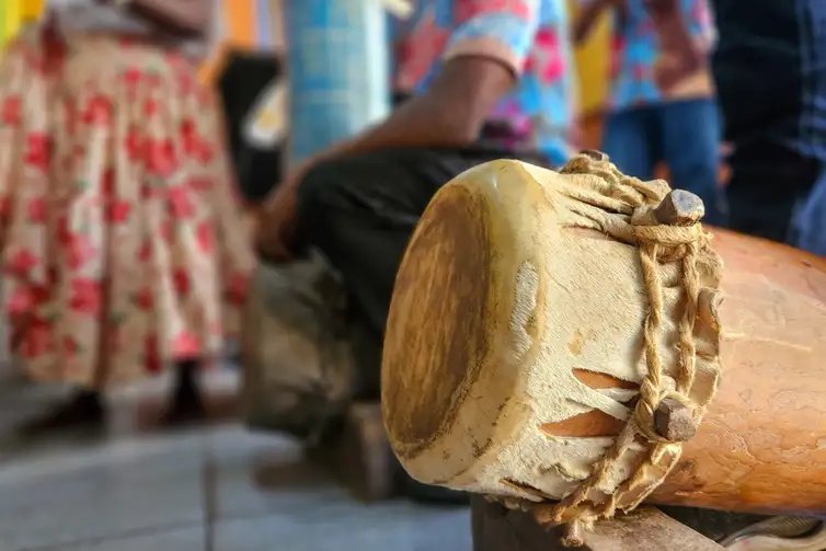 São Luís (MA), 26/09/2025 - Território Liberdade Quilombola. O local é o maior quilombo urbano das Américas, certificado pela Fundação Cultural Palmares em 2019, com território que engloba os bairros Liberdade, Camboa, Fé em Deus e Diamante. Na região, o grupo conheceu a casa de reggae Produtora Novo Quilombo, a casa de tambor de crioula e de bumba meu boi do mestre Leonardo e a sede do Boi da Floresta. Foto: Sebrae/Divulgação