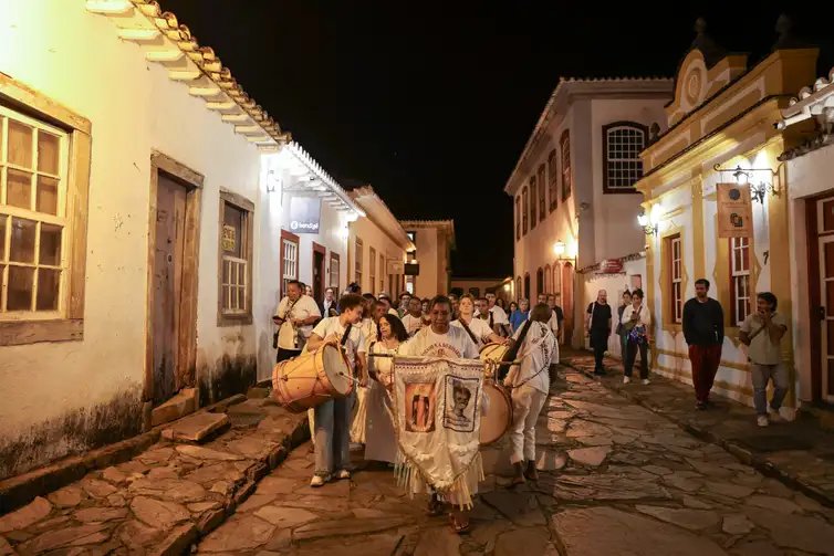 Tomaz Silva/Agência Brasil Tiradentes (MG), 11/09/2025 – O grupo de congado Nossa Senhora do Rosário e Escrava Anastácia participa de cortejo durante abertura do Festival Artes Vertentes, no centro de Tiradentes (MG). Foto: Tomaz Silva/Agência Brasil