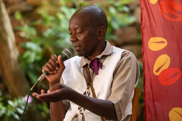 Tomaz Silva/Agência Brasil Tiradentes (MG), 12/09/2025 – O fundador e líder do Congado Nossa Senhora do Rosário e Escrava Anastácia, Claudinei Matias do Nascimento, conhecido como Mestre Prego durante mesa Quando a conta é o silêncio: cemitérios apagados, memórias insurgentes no Festival Artes Vertentes, no escritório técnico do IPHAN, no centro de Tiradentes (MG). Foto: Tomaz Silva/Agência Brasil