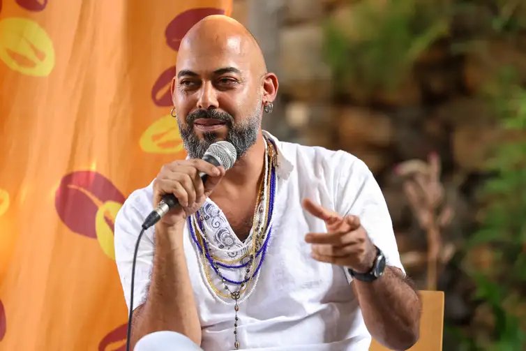 Tiradentes (MG), 12/09/2025 – O antropólogo e fotógrafo, Patrick Arley durante mesa Quando a conta é o silêncio: cemitérios apagados, memórias insurgentes no Festival Artes Vertentes, no escritório técnico do IPHAN, no centro de Tiradentes (MG). Foto: Tomaz Silva/Agência Brasil