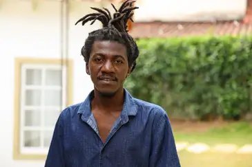 Tomaz Silva/Agência Brasil Tiradentes (MG), 13/09/2025 – O artista Jean D'Amérique posa para fotografia na Casa do Festival Artes Vertentes, no centro de Tiradentes (MG). Foto: Tomaz Silva/Agência Brasil