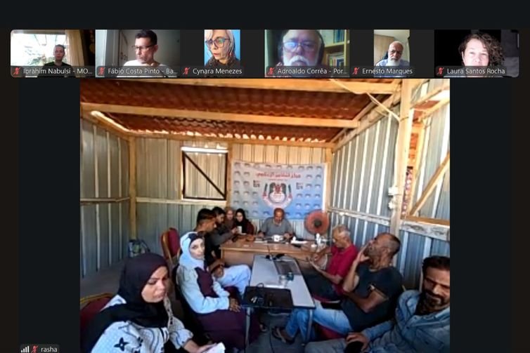 Brasília (DF), 25/09/2025 - Jornalistas trabalham em tenda improvisada durante entrevisa em Kham Yunis, no sul da Faixa de Gaza. Foto: Zoom/Reprodução