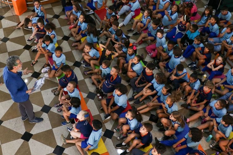 Brasília, 09/10/2023 O projeto Lê Pra Mim, de incentivo à leitura de livros infantis brasileiros, tem início no Museu dos Correios, em Brasília. Esta nova temporada na capital do país vai até quarta (11) e faz parte das comemorações pelos 360 anos dos Correios. O ator Paulo Betti e o jornalista Fábio William fizeram a abertura do evento.  Foto: Fabio Rodrigues-Pozzebom/ Agência Brasil