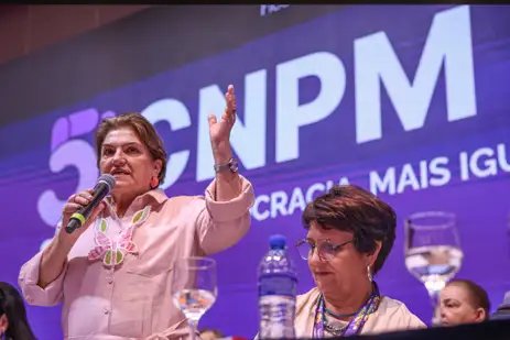 José Cruz/Agência Brasil Brasília (DF), 01/10/2025 – A ministra da mulheres, Márcia Lopres (c), discursa na 5ª Conferência Nacional de Políticas para as Mulheres.
Foto: José Cruz/Agência Brasil