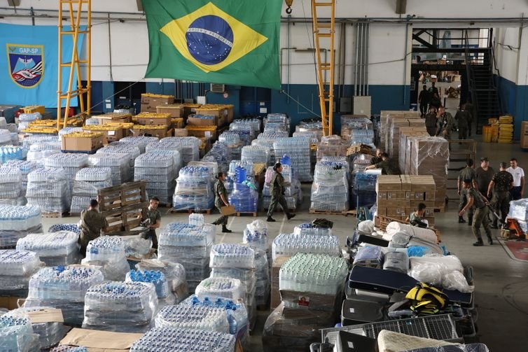 Rovena Rosa/Agência Brasil São Paulo (SP), 24/05/2024 - Doações para o Rio Grande do Sul armazenadas no hangar da Base Aérea de São Paulo. Foto: Rovena Rosa/Agência Brasil