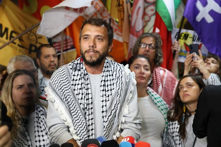São Paulo (SP), 09/10/2025 - O ativista Thiago Ávila fala na chegada dos integrantes da delegação brasileira da Flotilha Global Sumud ao aeroporto internacional de Guarulhos. Foto: Rovena Rosa/Agência Brasil