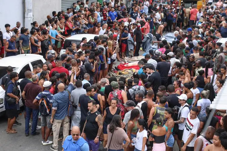 Rio de Janeiro (RJ), 29/10/2025 - Dezenas de corpos são trazidos por moradores para a Praça São Lucas, na Penha, zona norte do Rio de Janeiro. Operação Contenção.
Foto: Tomaz Silva /Agência Brasil