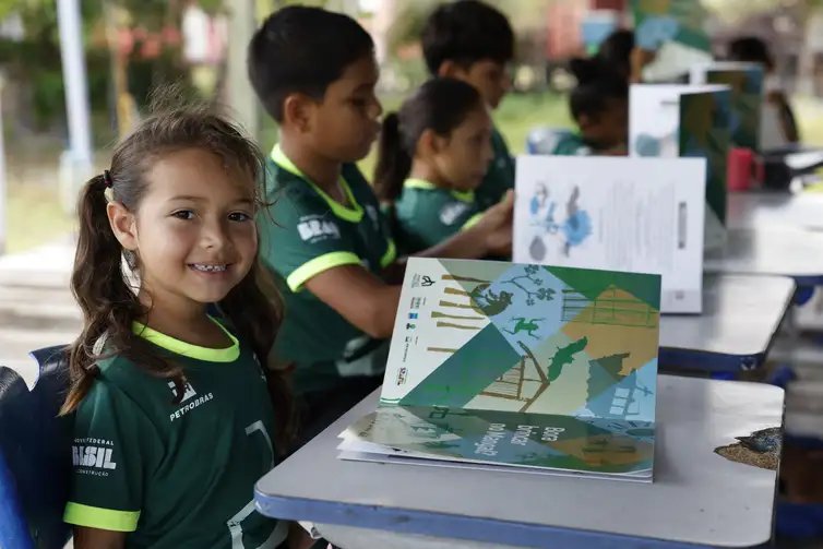 Fernando Frazão/Agência Brasil Bragança (PA), 13/06/2025 – Crianças da Vila dos Pescadores de Ajuruteua participam da Alfamangue, atividade de alfabetização baseada na temática do manguezal do Projeto Mangues da Amazônia, na área da Reserva Extrativista Marinha de Caeté-Taperaçu. Foto: Fernando Frazão/Agência Brasil