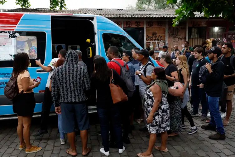 Fernando Frazão/Agência Brasil Rio de Janeiro (RJ), 28/10/2025 - Durante operação policia contra o Comando Vermelho, filas nos pontos de ônibus e vans de transporte complementar na região da Central do Brasil, com trabalhadores sendo liberados mais cedo pela situação de violência. Foto: Fernando Frazão/Agência Brasil