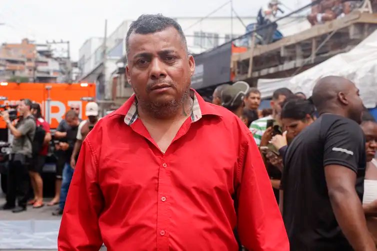 Rio de Janeiro (RJ), 29/10/2025 - Luiz Fernando Argivaes, agente funerário da Vila Cruzeiro, durante protesto de moradores  contra execuçoes na comunidade da Vila da PenhaOperação Contenção.
Foto: Tânia Rêgo/Agência Brasil