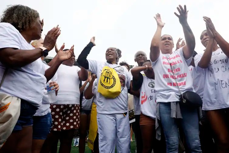 Rio de Janeiro (RJ), 31/10/2025 - Moradores, familiares e representantes da sociedade civil se reúnem na comunidade da Vila Cruzeiro para manifestação de repúdio à Operação Contenção que deixou 121 mortos. Foto: Tânia Rêgo/Agência Brasil