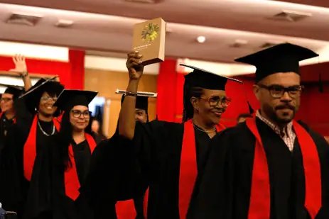 Rio de Janeiro (RJ), 14/10/2025 - Formatura da turma 2025 do Curso de Formação de Escritores , da Universidade das Quebradas , criada por Heloísa Teixeira (1947–2025) e Numa Ciro, na Academia Brasileira de Letras. Foto: Tânia Rêgo/Agência Brasil