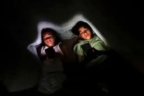 Brasília (DF) 28/01/2025 - Os irmãos Clara Santana (10) e Pedro Santana (13), são vistos com celular na mão embaixo de um cobertor.
Uma a cada 3 crianças tem perfil aberto em redes, alerta pesquisa
Dados foram divulgados nesta terça pela Unico e Instituto Locomotiva
Foto: Joédson Alves/Agência Brasil