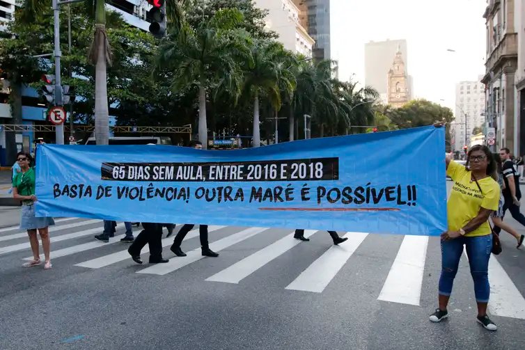 Fernando Frazão/Agência Brasil Rio de Janeiro - Alunos e moradores do Complexo da Maré protestam com cartas em frente ao Tribunal de Justiça contra o aumento de mortes e interrupções de aulas durante operações policiais na comunidade. (Fernando Frazão/Agência Brasil)