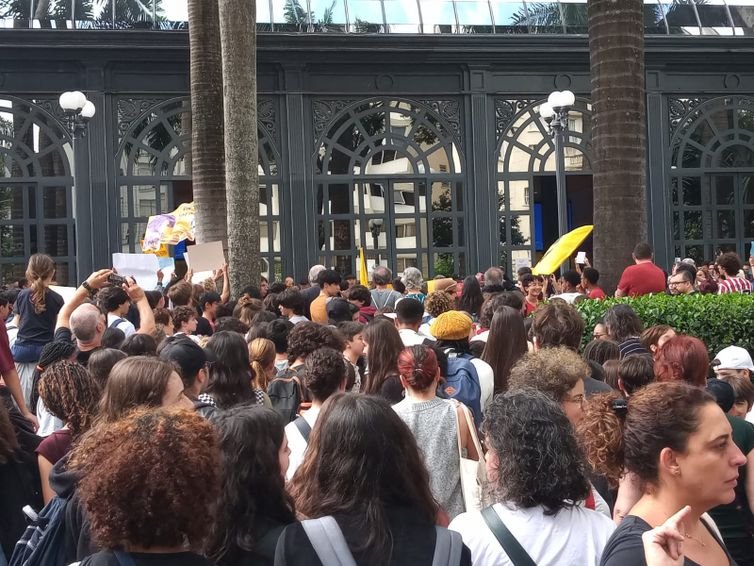 Higienópolis (SP), 23/04/2025 - Alunos de escola particular de SP fazem protesto no Shopping Pátio Higienópolis contra abordagem racista de segurança do local. Foto: Letycia Bond/Agência Brasil